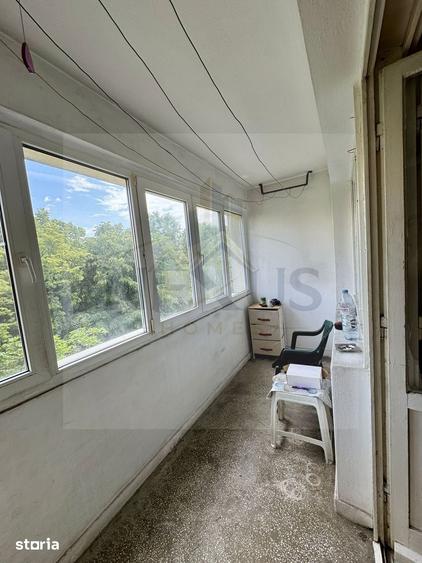 Apartament cu 3 camere semidecomandat în Berceni