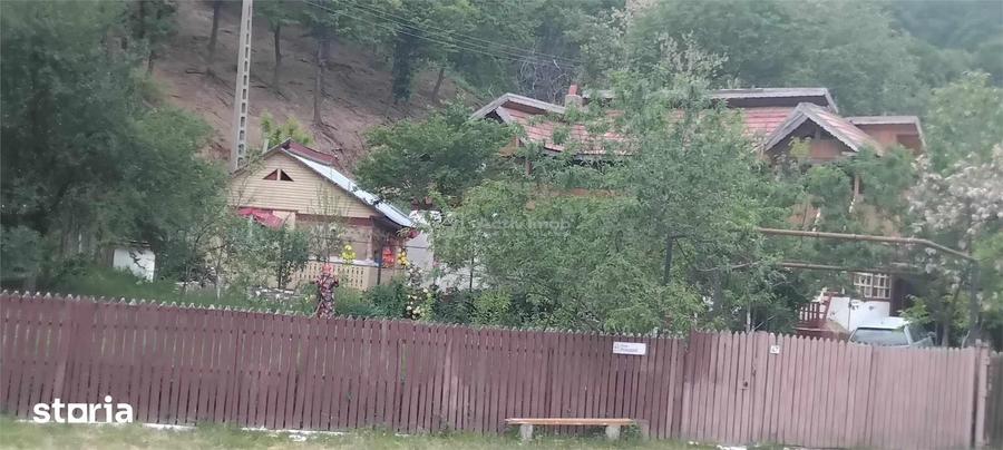 Casă cu 5 camere cu Teren 1200 Mp în Central