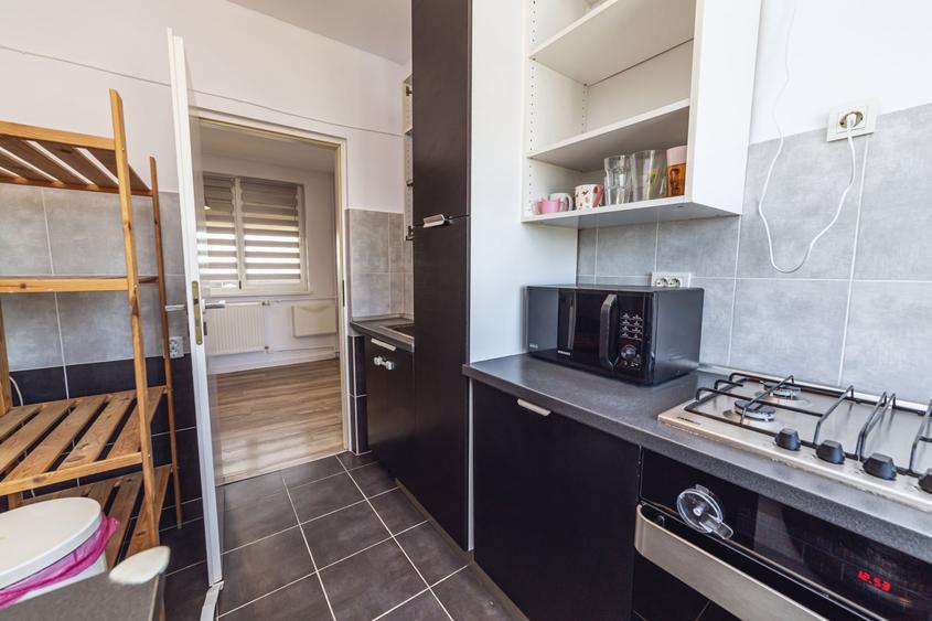 Apartament cu 3 camere semidecomandat, mobilat în Grivița