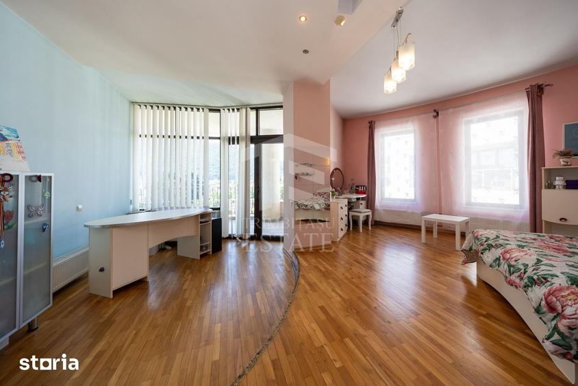 Casă cu 8 camere cu Teren 1553 Mp în Central
