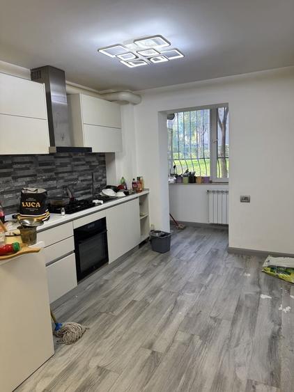 Apartament cu 3 camere semidecomandat în Tomis II