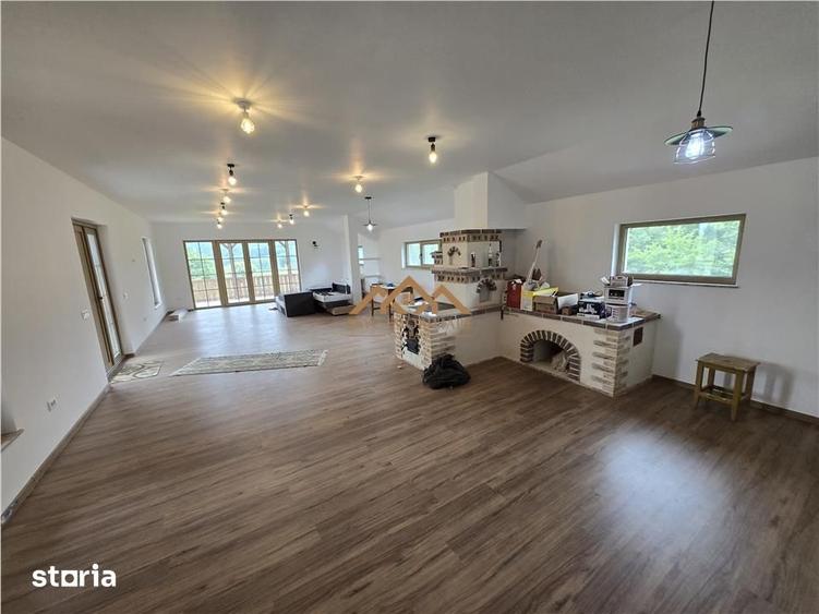 Casă cu 4 camere cu Teren 2500 Mp în Cacica
