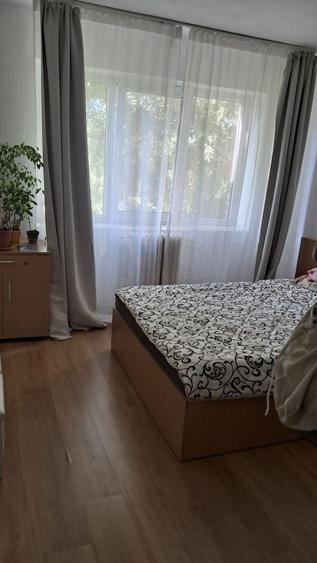 Apartament cu 3 camere semidecomandat în Podu Roș