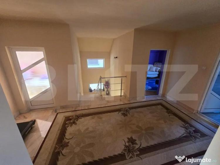 Casă cu 8 camere cu Teren 750 Mp în Micești