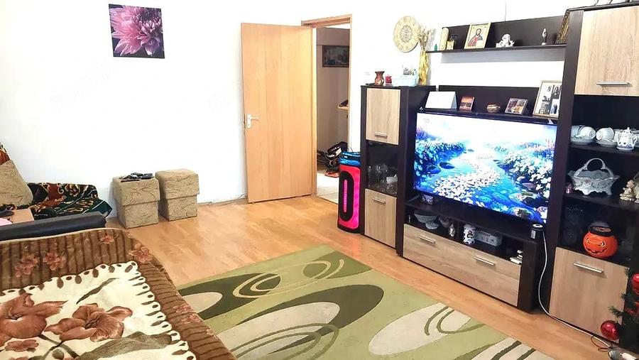 Apartament cu 4 camere decomandat în Lipovei
