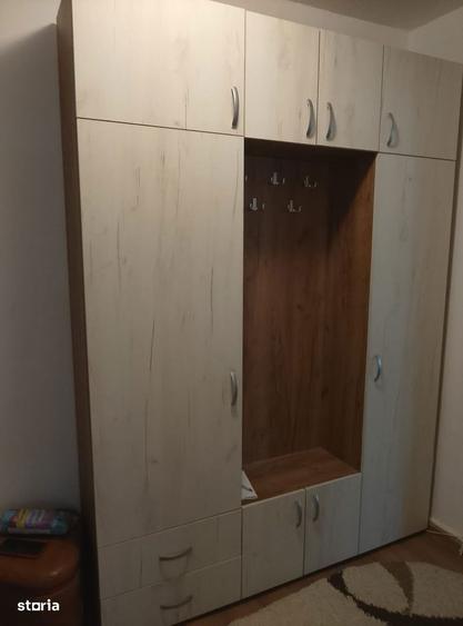 Apartament cu 3 camere semidecomandat în Berceni