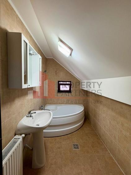 Casă individuală cu 7 camere cu Canalizare în Bran