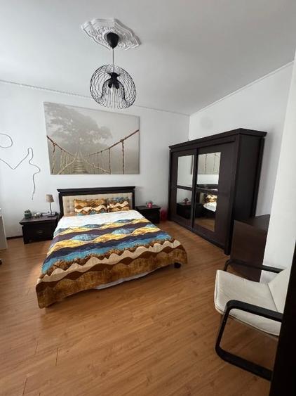 Apartament cu 3 camere semidecomandat, mobilat în Decebal