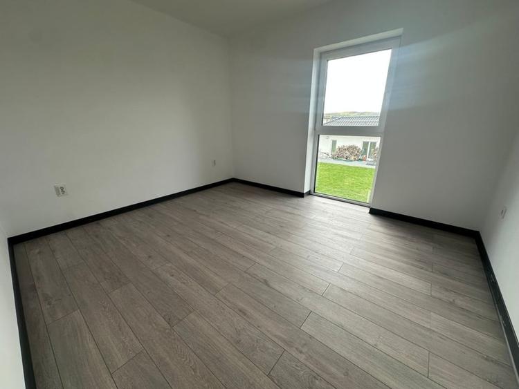 Duplex cu 4 camere cu Canalizare în Central