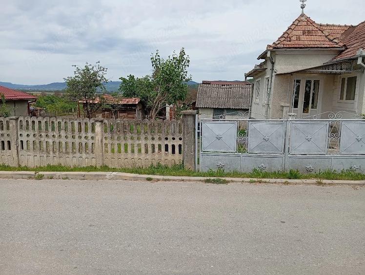 Casă cu 2 camere cu Teren 1843 Mp în Urișor