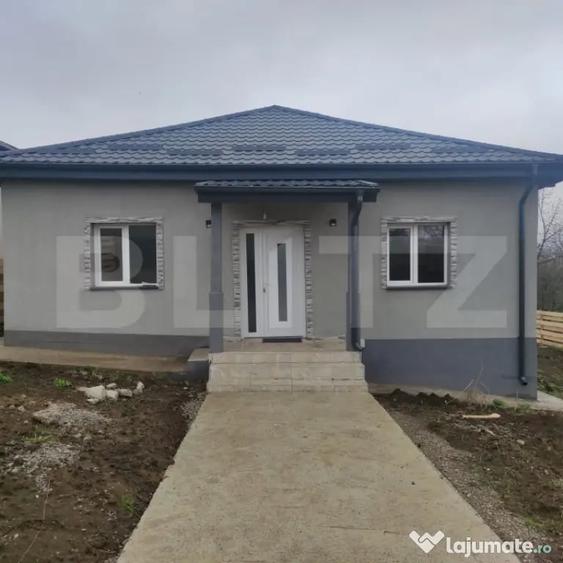 Casă cu 4 camere cu Teren 570 Mp în Tomești