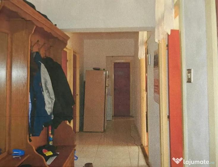 Apartament cu 3 camere decomandat în Calea București