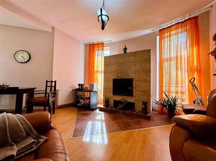 Casă individuală cu 10 camere cu Piscina în Malul Ursului