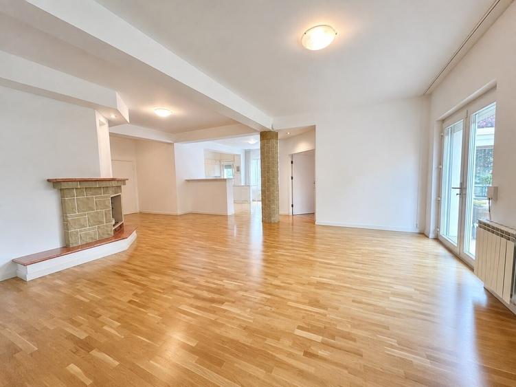 Casă individuală cu 7 camere cu Piscina în Iancu Nicolae