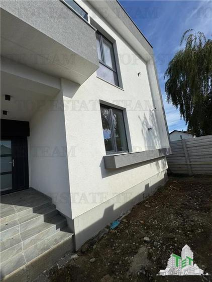 Duplex cu 4 camere cu Teren 300 Mp în Malu Mare