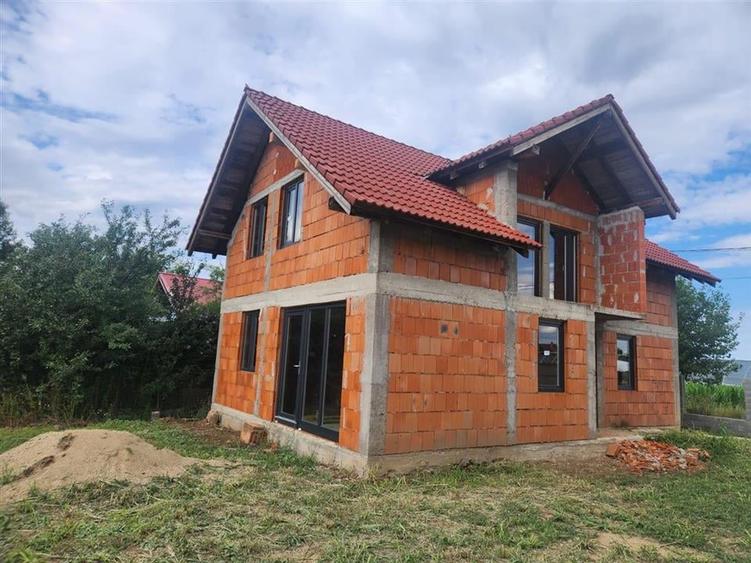Casă individuală cu 4 camere cu Teren 700 Mp în Biharia