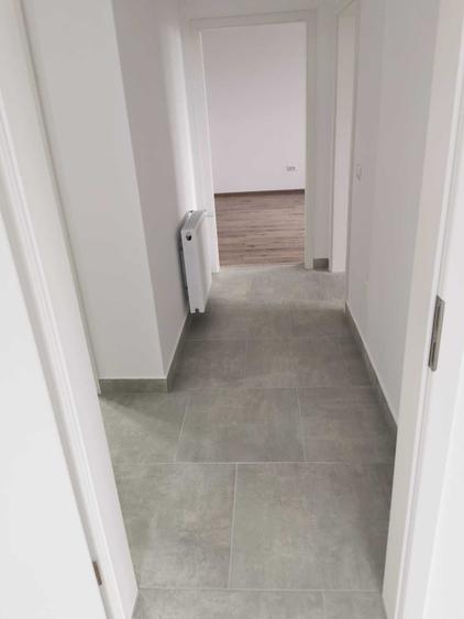 Apartament cu 3 camere decomandat în Tractorul