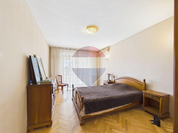 Casă individuală cu 8 camere cu Piscina în Ștefăneștii de Jos