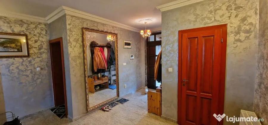 Casă cu 6 camere cu Teren 698 Mp în Sânmartin