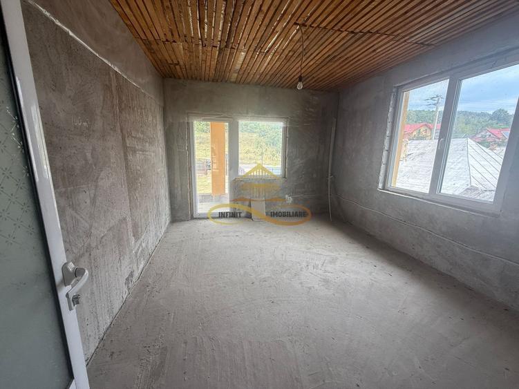 Casă individuală cu 5 camere cu Canalizare în Luncani
