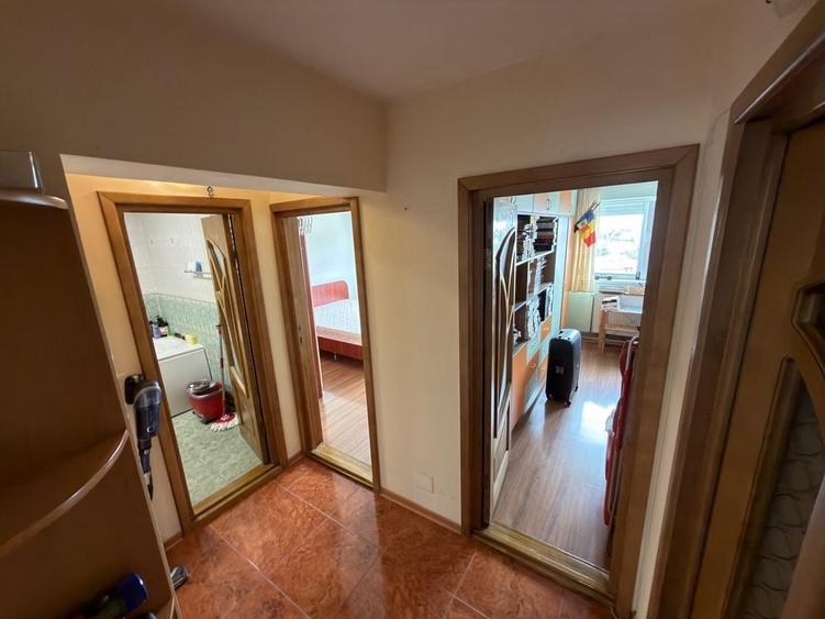 Apartament cu 3 camere semidecomandat în Exterior Vest