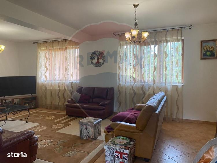 Casă cu 4 camere cu Piscina în Central