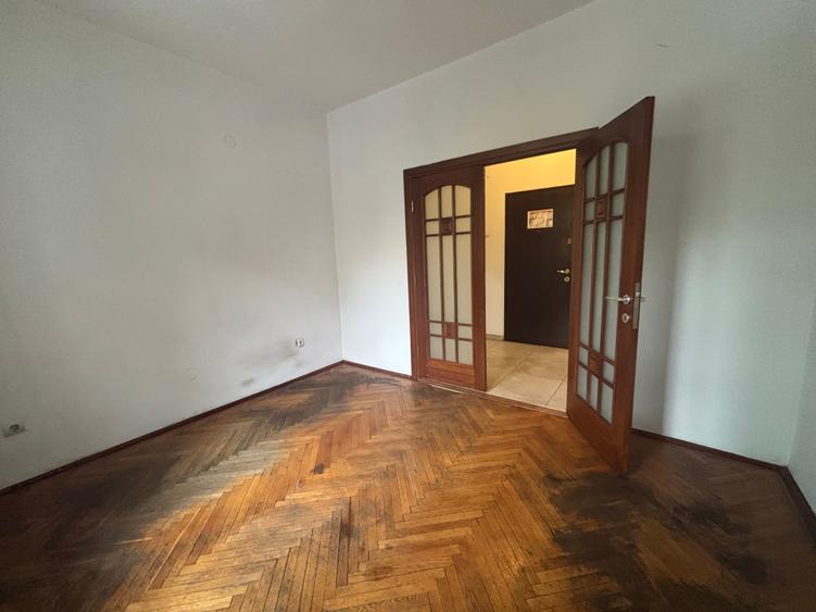 Apartament cu 2 camere decomandat în P-ța Victoriei
