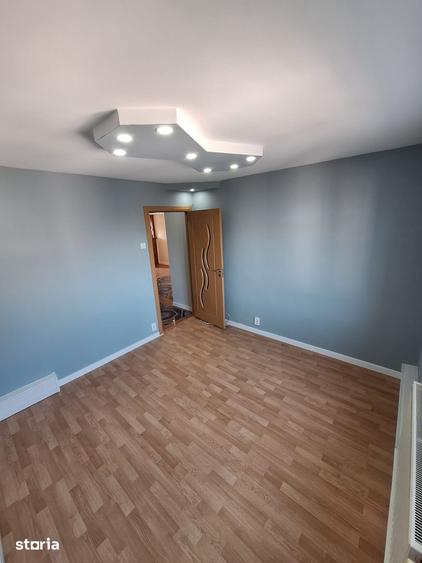 Apartament cu 4 camere decomandat în Calea București