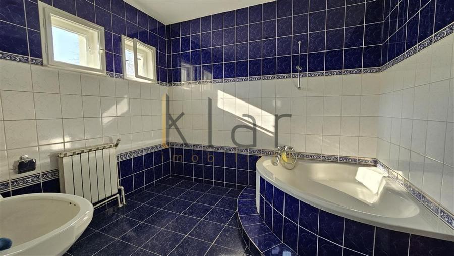 Casă individuală cu 10 camere cu Canalizare în Zorilor