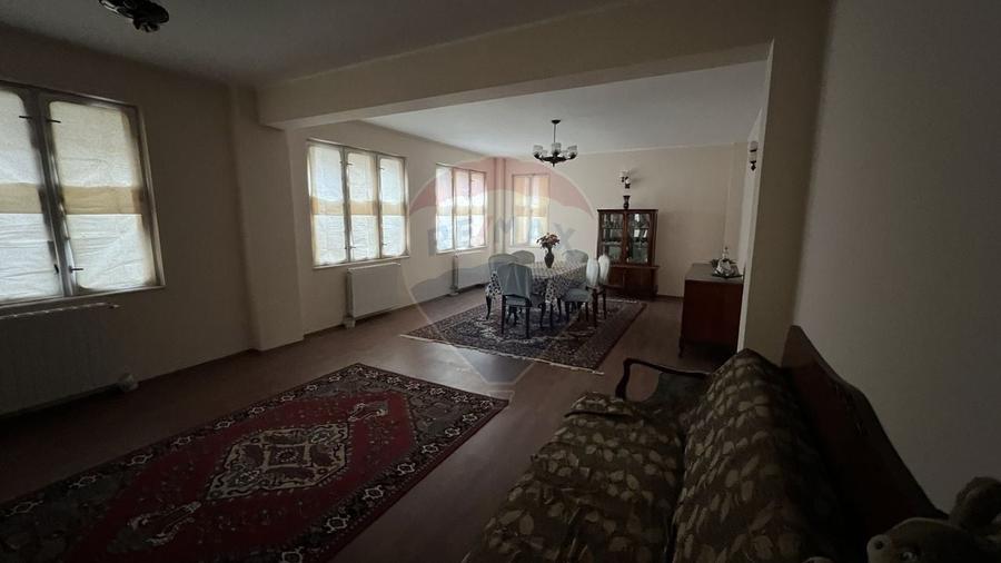 Casă cu 6 camere cu Teren 294 Mp în Gării