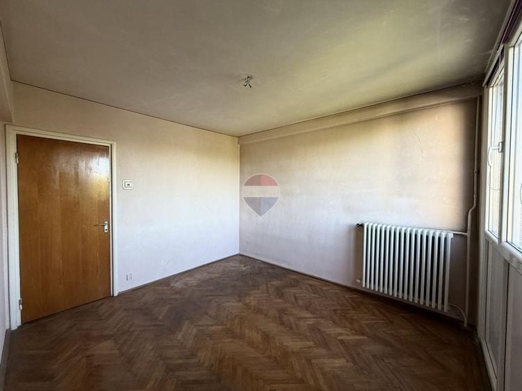 Apartament cu 4 camere semidecomandat în Titan