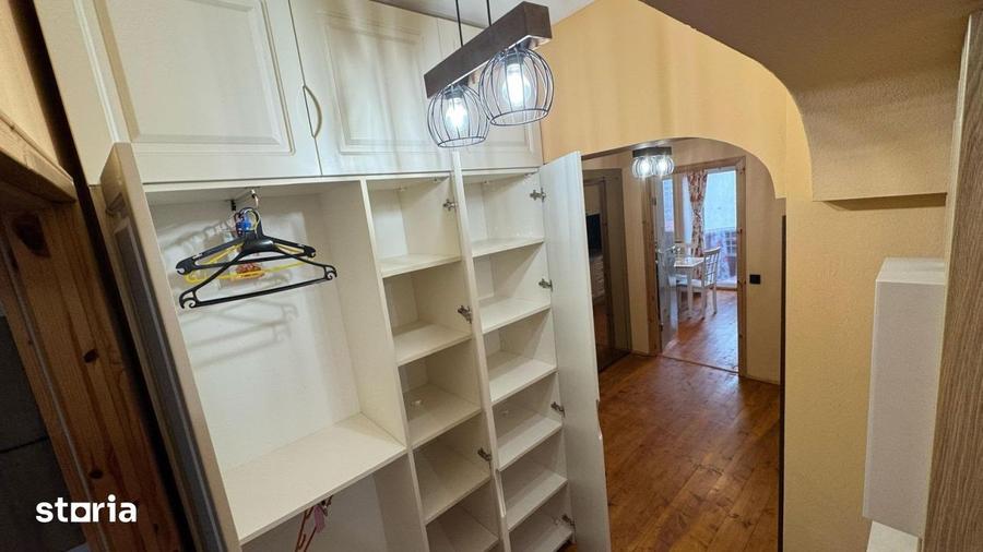 Apartament cu 3 camere în Craiovița Nouă