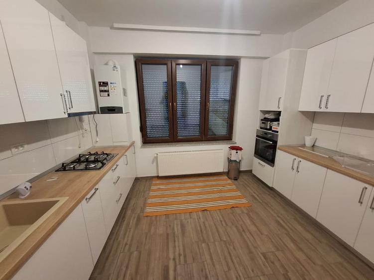 Apartament cu 3 camere decomandat în Boul Roșu