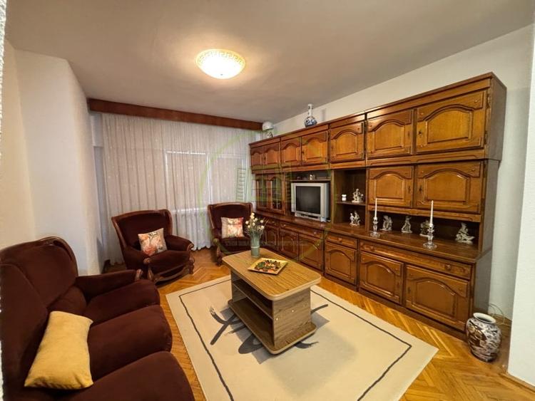 Apartament cu 3 camere semidecomandat, mobilat în Central