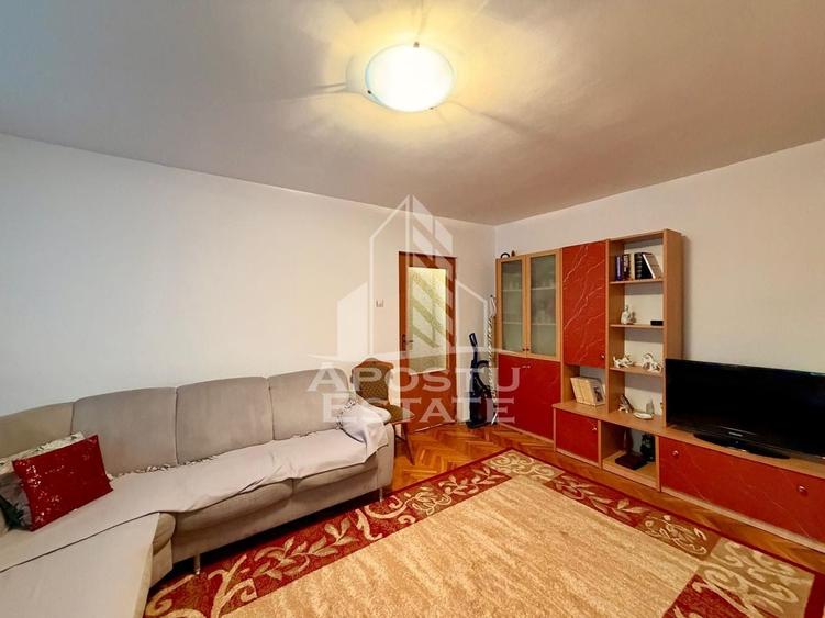 Apartament cu 3 camere decomandat, mobilat în Aradului