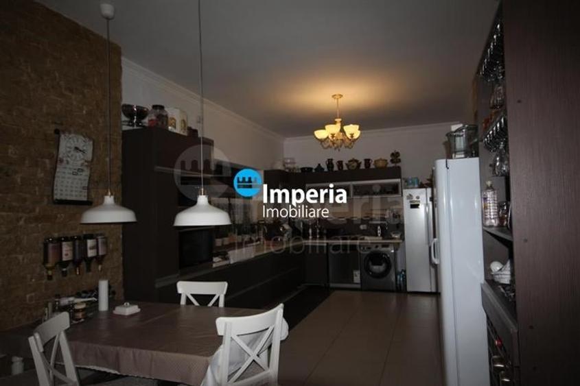 Casă individuală cu 10 camere cu Canalizare în Bucium