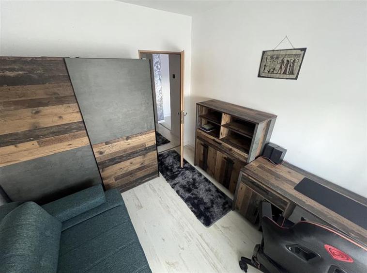 Apartament cu 3 camere semidecomandat, mobilat în Circumvalațiunii