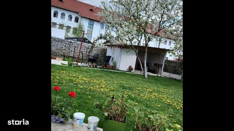 Casă cu 7 camere cu Teren 563 Mp în Exterior Vest