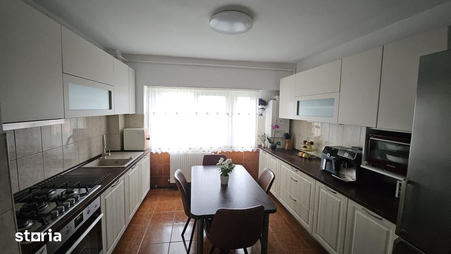 Apartament cu 4 camere decomandat în Dârste