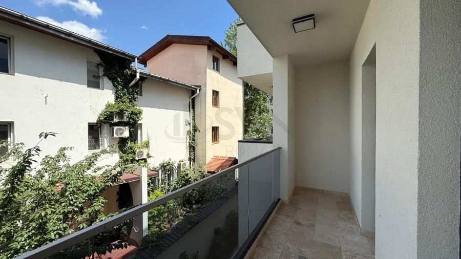 Apartament cu 3 camere semidecomandat în Tei