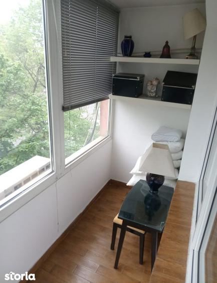 Apartament cu 3 camere semidecomandat, mobilat în Titan