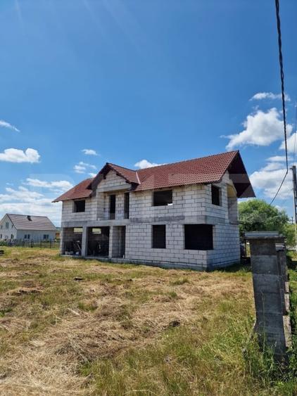 Casă individuală cu 4 camere cu Canalizare în Tărpiu