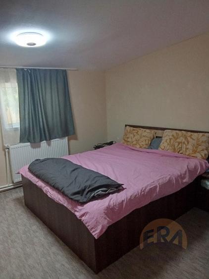Casă individuală cu 9 camere cu Canalizare în Săcădat