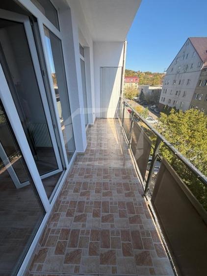 Apartament cu 3 camere semidecomandat, mobilat în Iris
