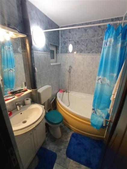 Apartament cu 4 camere semidecomandat, mobilat în Podu Roș