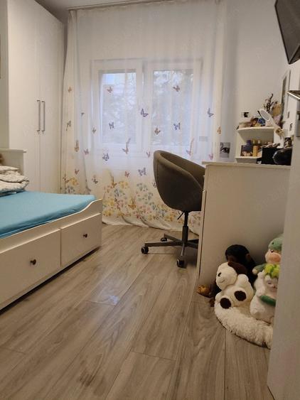 Apartament cu 3 camere semidecomandat în Lipovei