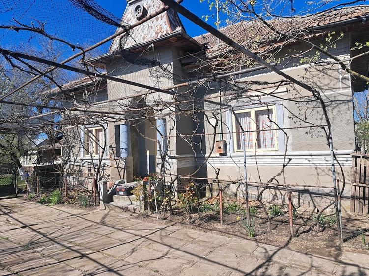 Casă cu 4 camere cu Teren 780 Mp în Urzicuța