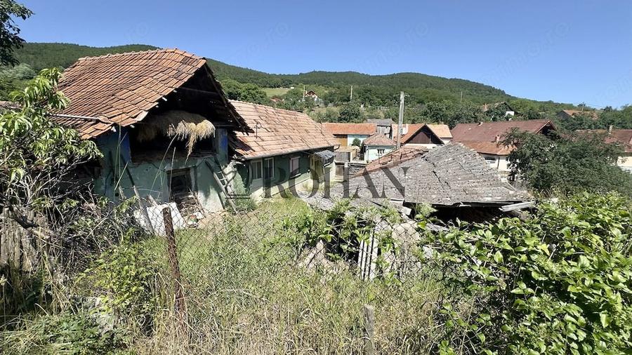 Casă cu 2 camere cu Teren 2015 Mp în Cricău