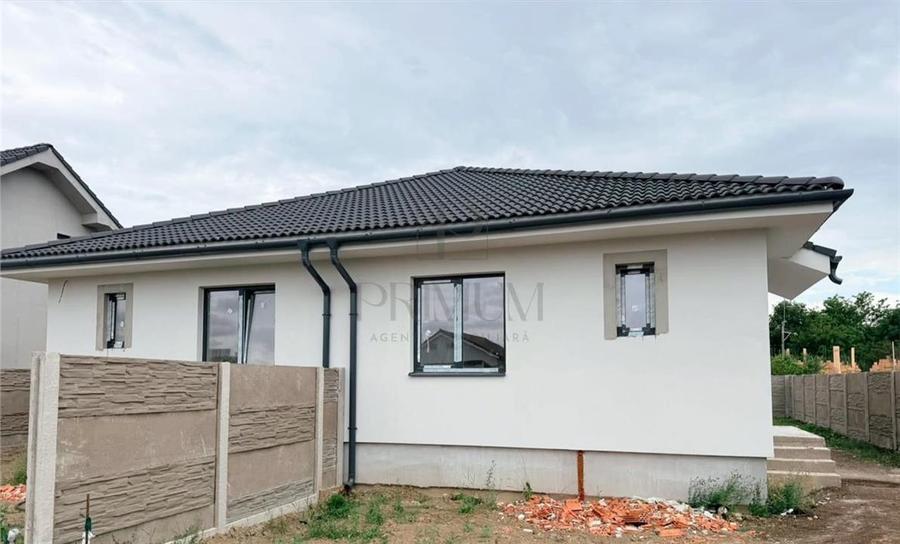 Duplex cu 3 camere cu Canalizare în Albina
