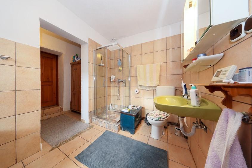 Casă individuală cu 7 camere cu Canalizare în Vest